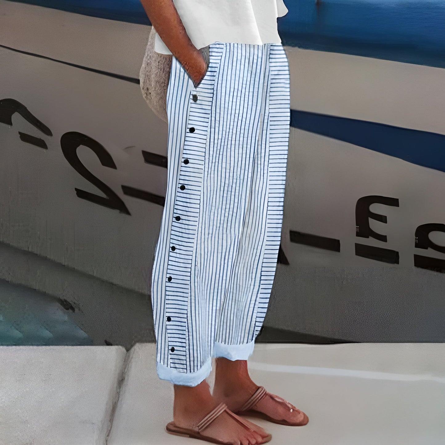 ELENA | Lichte Zomerbroek met Dunne Strepen en Zijknopen voor Casual Chic Stijl